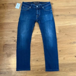 Jacob Cohen - Jacob Cohen J622 Comf. Köpta på Store Enda, säljer då de ej passar mig. Bra skick, storlek 32. Dem är i nyskick 