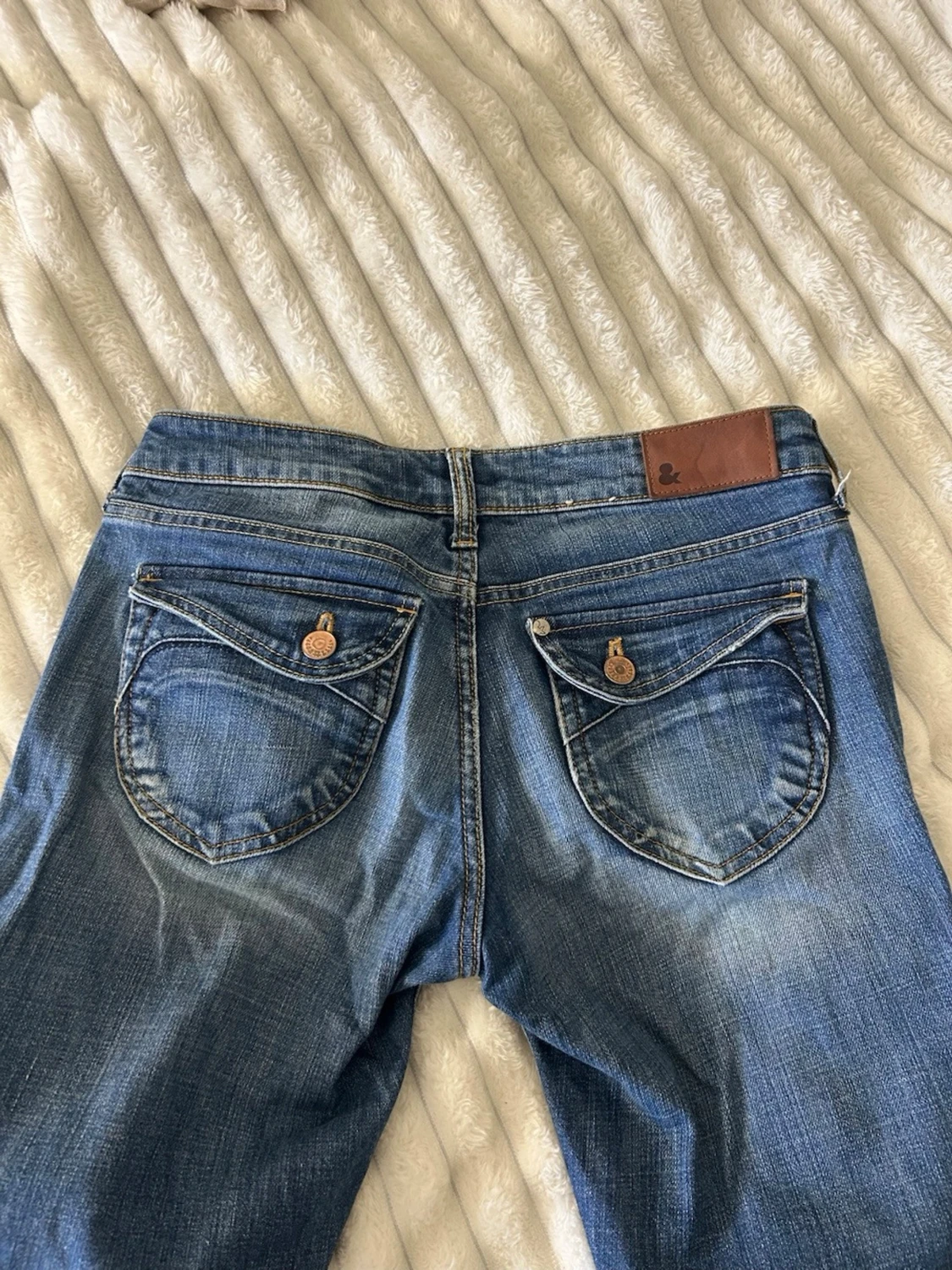 Blå lowwaist bootcut jeans med fickdetaljer - 4