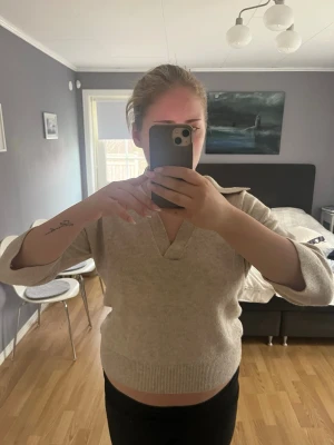 Beige stickad tröja med v-ringning - Säljer en beige stickad tröja med v-ringad hals och trekvartsärmar, köpt på Hm för ett bra tag sen😇💗