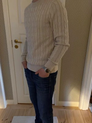 Beige kabelstickad tröja - Tja! Säljer nu en snygg beige kabelstickad tröja från Jack & Jones med rund halsringning och ribbade muddar. Tröjan har ett klassiskt flätmönster och är perfekt för lager på lager. Passar till jeans eller chinos för en avslappnad look. Tröjan är bra kvalitet men lite noppig på magen och rygg, (går stt åtgärda) annors i utmärkt skick! Storlek S/M. Är 180 cm lång och passar tvär bra! 😊 Släng gärna prisförslag i chatten och tveka inte för frågor! 😁😜