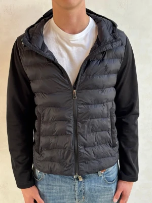 Ralph Lauren cardigan  - Ralph Lauren cardigan, storlek L. Skick 8/10, modellen på bilden är 184cm och väger 80kg. 