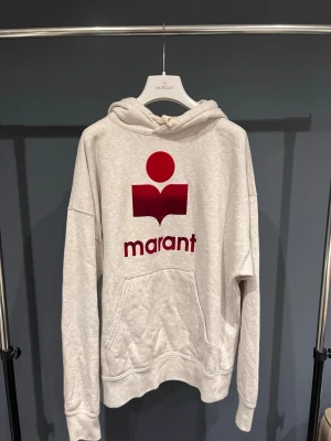 Isabel Marant Dam Storlek 34/Xs - Säljer en Isabel Marant Hoddie Dam|Skick:8/10|Storlek:34/XS| Pris:1999| Frakt:24h efter köp| Vid frågor och funderingar är de bara och höra av sig ‼️