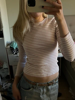Rosa randig tröja  - Märke är Lindex, storlek XS. Bortklippt lapp 