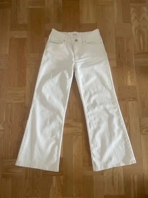 Vita loose flare jeans från Nelly - Säljer ett par vita loose flare jeans från Nelly. Perfekta för dig som gillar en avslappnad och trendig stil. Materialet är klassisk denim i bomull. Strl 38/short. Säljer då dom va något för stora för mig, använda en gång - som nya! 