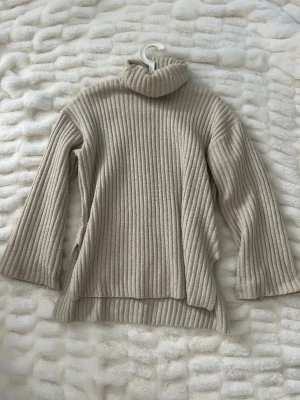 Tröja med hög krage  - Säljer denna tröja med polo krage. I storlek XS, från BikBok. Mycket bra skick. Vid intresse är det bara att höra av sig💕