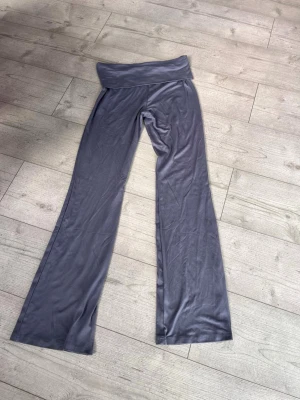Yoga pants - Säljer nu dessa 3 yoga pants pågrund av att jag aldrig använt de och de kommer inte komma till användning. Alla kommer från lager 157 och är i storlek S/M.    