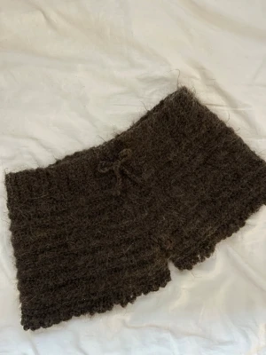 Virkade minishorts - Säljer ett par bruna virkade shorts, passar storlek s🤎