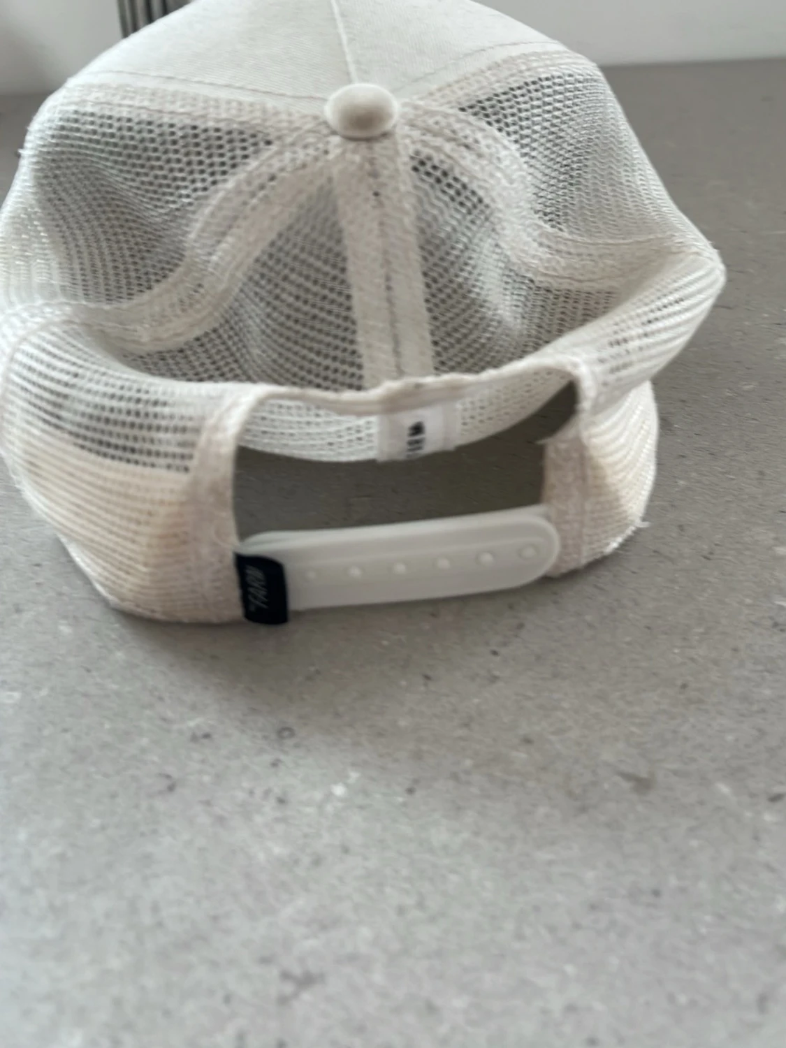 Vit keps med panterpatch från Goorin Bros - 3