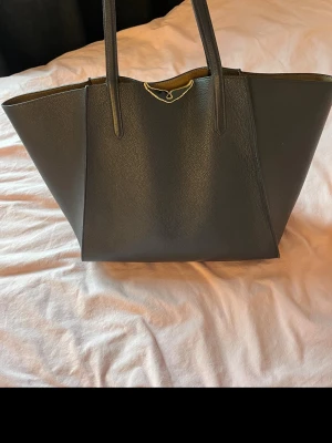 Zadig Voltaire väska - Svart Zadig Voltaire skinn väska med grön mocka inuti. Pris kan diskuteras. 