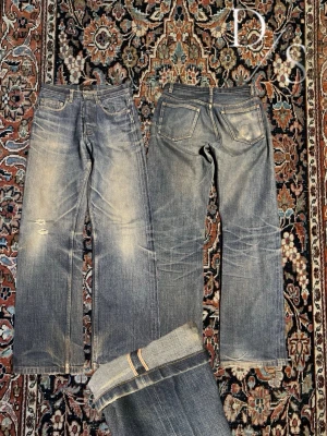 Vintage A.P.C Selvedge jeans - Riktigt schyssta Apc jeans, de är bra skick. Storleken står 29 men sitter mer som 27/28. Otrolig fade som har skapats över flera år! •Midja:35cm •Längd:98cm •Lårmått:26cm •Innersöm: 68cm •Totala längd:98cm •Benöppning: 21cm