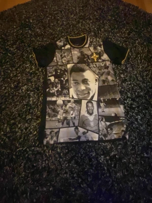 Pele tröja - En pele fotbolls tröja i myckte bra skick för personer i 187 längden 