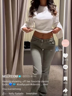 Gröna jeans  - Snygga gröna utsvängda jeans från Nelly. Så snygga och är i ett mycket fint skick då dem använts 1 gång. Skriv för fler frågor/bilder❤️