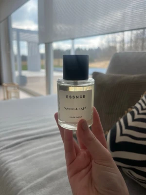 ESSNCE Vanilla Sass parfym - Vanilla sass från Essnce i 50 ml, nästan helt full. Noter av vanilj , lavendel , ingefära. Inspirerad av burberry godess ✨🪻
