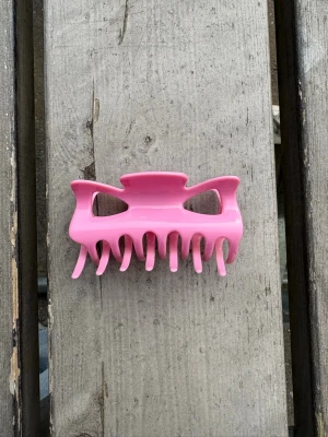 Rosa hårklämma  - Söt rosa hårklämma med silikon på insidan som skapar en antislip funktion. Håller sig på plats hela dagen🤩