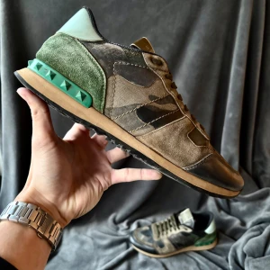 Valentino rockrunner skor - Valentino rockrunners | originalstorlek 42, sitter mer som 43, fråga om innermått vid osäkerhet | ingår: endast skorna