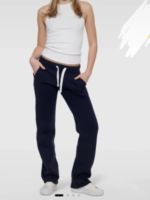 Russemerch Mörkblå mjukisbyxor xxs long - Säljer ett par mörkblå mjukisbyxor från Russemerch i storlek xxs long. Bra skick men finns lite tecken på användning