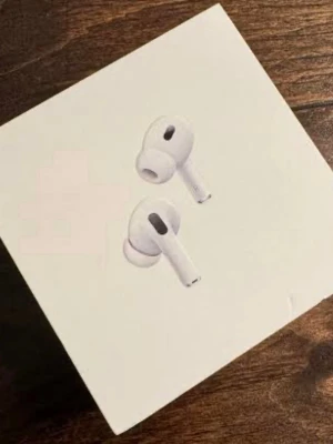 Apple AirPods Pro trådlösa hörlurar - Säljer ett par Apple AirPods Pro, trådlösa in-ear hörlurar i vit färg. De har en stilren och kompakt design med silikonproppar för bra passform och brusreducering. Perfekta för musik, poddar och samtal. Levereras i originalförpackning.