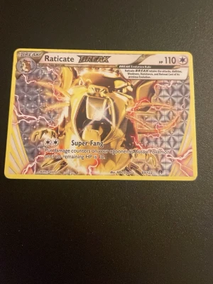 Raticate BREAK Pokémonkort - Unikt Raticate BREAK-kort från Pokémon TCG med guldfärgad holografisk design och el-effekter. Kortet har 110 HP och attacken Super Fang. Perfekt för samlare eller dig som vill förstärka din lek med ett BREAK-kort.