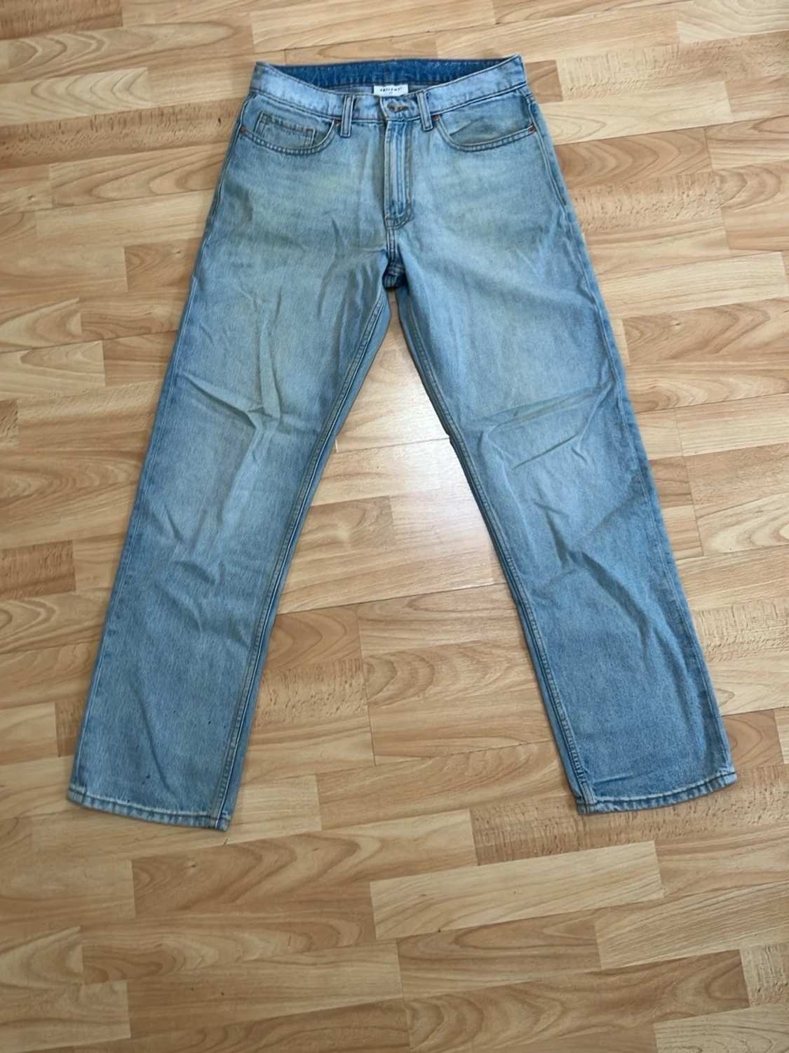 Ljusblå raka jeans från Weekday