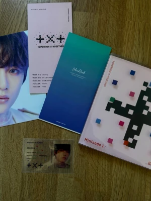 TXT Minisoode 1: Blue Hour album - Säljer TXT:s album 'Minisode 1: Blue Hour' med fotobok, photocard och poster. Albumet har färgglad design med pixelmönster på omslaget och inkluderar flera samlarsaker. Perfekt för fans av K-pop och TXT. Ni får allt ni ser på bilden. Skriv om ni har frågor eller vill ha fler bilder!