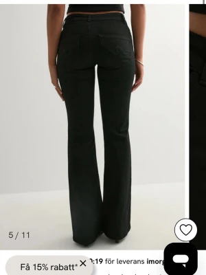 Svarta bootcut jeans med broderi - Säljer ett par svarta bootcut jeans med snyggt broderi på bakfickorna. Jeansen har klassisk femficksdesign, hög midja och är tillverkade i ett stretchigt material som sitter bekvämt. Perfekta för dig som gillar en trendig och avslappnad look.