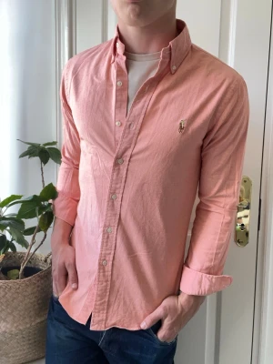 Ralph lauren skjorta slim fit stretch oxford  - Ralph lauren skjorta slim fit stretch oxford - den bästa skjortan RL har att erbjuda. Inga defekter! Modellen i bilderna är 180 cm 75 kg och bär Storlek S , Kom med frågor! 🌟 (Kan gå ned i pris vid köp av paket 😉) 