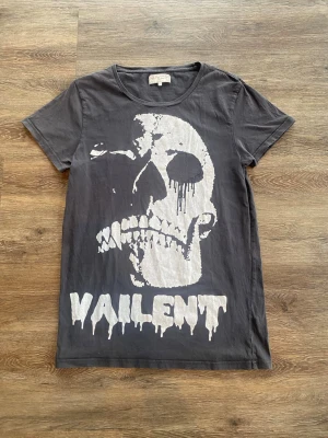Vailent t-shirt - stl M - Cool svart t-shirt från Vaillent med stort vitt dödskalletryck och text framtill. T-shirten har rund hals och korta ärmar. Perfekt för dig som gillar edgy och unik stil.
