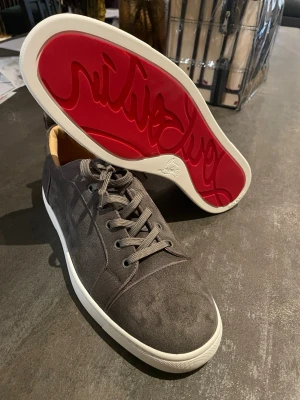Gråa Louboutin skor  - Säljer dessa fina Louboutin skorna då dom inte passar, fick skorna som present på födelsedagen, skorna är storlek 46 men passar 45 väldigt bra