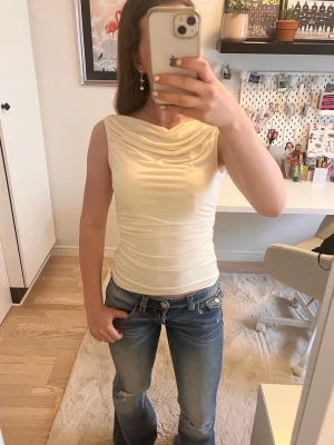 Vit top - En krämvit top från bikbok, storlek S. Använd endast en gång (köpt för 300 kr)