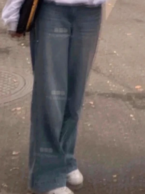 Ljusblåa raka jeans  - Ljusblåa wide leg jeans med mid waist. I super bra skick💕