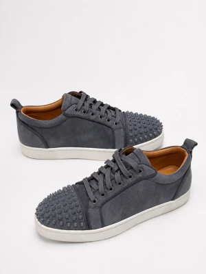 Gråa Louboutin med nitar - Louboutin skor i väldigt fint skick. Använda 4 gånger. Väldigt bra kvalitet. Grå mocka med vit sula o under den klassiska röda louboutin loggan. Allt på bilderna får man med när man köper. Hör av er vid funderingar o kom med bud😄