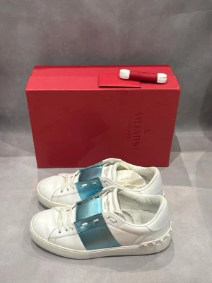 Valentino opens blå | 37 - Valentino opens metallic blå | Storlek - 37 fits 37.5 | Skick - 9/10, väldigt bra | Box samt extra snören medföljer | Äkta | Ända paret på hela svenska marknaden | Hör av er vid frågor eller funderingar 