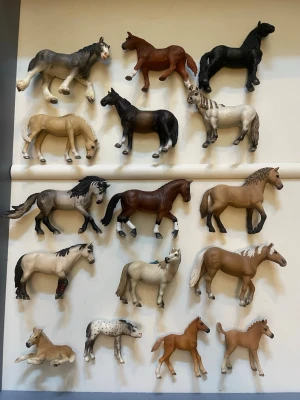 Schleich Hingstar, Ston & Föl 00’-17’ - Säljer en samling med 16 olika hästar från Schleich. En del är utgångna. 4 Föl, 4 Hingstar, 7 Ston Perfekt för dig som gillar hästar eller vill utöka din samling av djurfigurer. Skriv om du har frågor och/eller önskar bilder på t.ex undersidan, eller en närbild på hästarna. Priset går att diskutera! Det finns möjlighet att välja bort ett par stycken och därmed få lägre pris.
