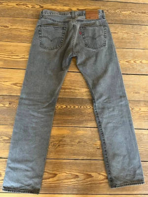 Grå raka jeans från Levi's - Säljer ett par grå Levi's jeans med rak passform och klassiska fem fickor. 