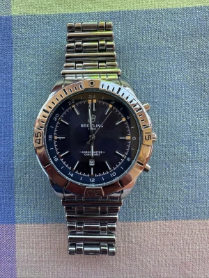 Breitling klocka - Breitling gmt med datum o extremt detaljerad urtavla, väldigt bra kvalitet, jämförde med farsans breitling o kändes i stort sett som samma klocka. Föreslå ett pris så svarar jag så fort jag kan. Det finns inga dumma frågor