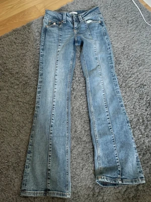 Jeans  - Säljer dessa jeans från Gina tricot dom är köpt för 499kr, i storlek xs! Jag säljer dessa jeans pågrund av att de inte används och jag tror någon annan skulle använda jeansen mer än vad jag gör. Använd ungefär 2 gånger bara! Helt ny inga skador. Om du funderar över något är det bara att skriva 🩷