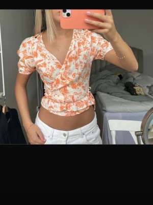 omlott topp - säljer denna jättegulliga blusen  som är perfekt för sommaren❤️ från mango stl s och i fint skick!❤️ kommer tyvärr inte till användning och de därför jag säljer den!❤️ hör av dig ifall du har några frågor❤️ pris kan oftast diskuteras!