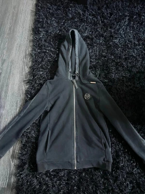 Philipp Plein hoodie  - Philipp plein hoddie. Väldigt bra skick men syns att den är använd på lädret runt om tröjan annars väldigt fin. Säljer den för att jag inte använder den längre.