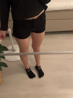 Svarta low waist shorts h&m - Snygga svarta jeans shorts från h&m.