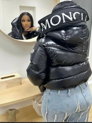 Moncler - Säljer en moncler pufferjacket i strl. S, varm vinterjacka. Etiketterna följer med. Den är helt oanvänd då jag köpte den i fel storlek, därför kommer etiketterna med. Vid intresse eller flera bilder på jackan, skriv till mig. 