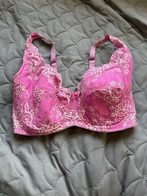 Rosa spets-bh med broderade detaljer - Säljer en snygg rosa bh med vackra broderade spetsdetaljer i vitt. Bh:n har justerbara axelband och bygel för extra stöd. Materialet är mjukt och bekvämt, perfekt för dig som vill ha något både fint och bekvämt under kläderna.