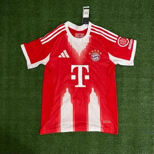 Bayern/ Olise 25/26 Tröja - Säljer denna riktigt snygga tröjan för ett riktigt bra pris! Skriv till om ni är intresserade eller har några funderingar kring tröjan.