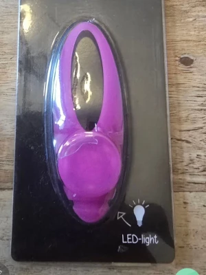 Dogman LED light i silikon ögla ( att fästa i koppel el halsband) - Dogman LED-lampa med flexibel silikonögla som enkelt kan fästas på hundens halsband el koppel. Lampan har en rund form och drivs av LED-teknik för extra ljusstyrka. Perfekt för att hunden ska  synas i mörkret 