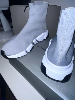 Grå Balenciaga Speed Trainer sneakers - Grå Balenciaga Speed Trainer sneakers med stickad ovandel i stretchigt tyg och vit chunky sula med svarta detaljer. Helt nya. Pris kan diskuteras!