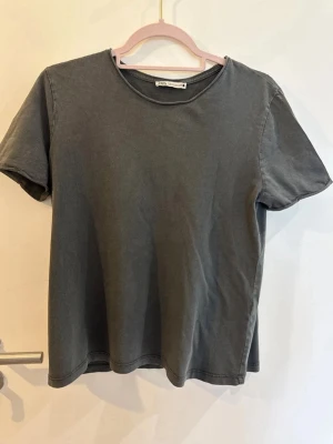 Grå basic t-shirt från Zara - En enkel grå t-shirt från Zara med rund halsringning och korta ärmar. Tillverkad i mjuk bomull och har en avslappnad passform som passar till det mesta. Perfekt till sommaren💗