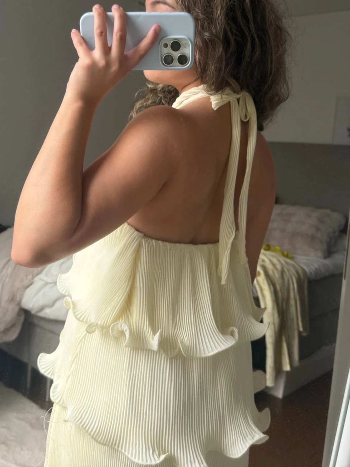 Plisserad halterneckklänning - 1