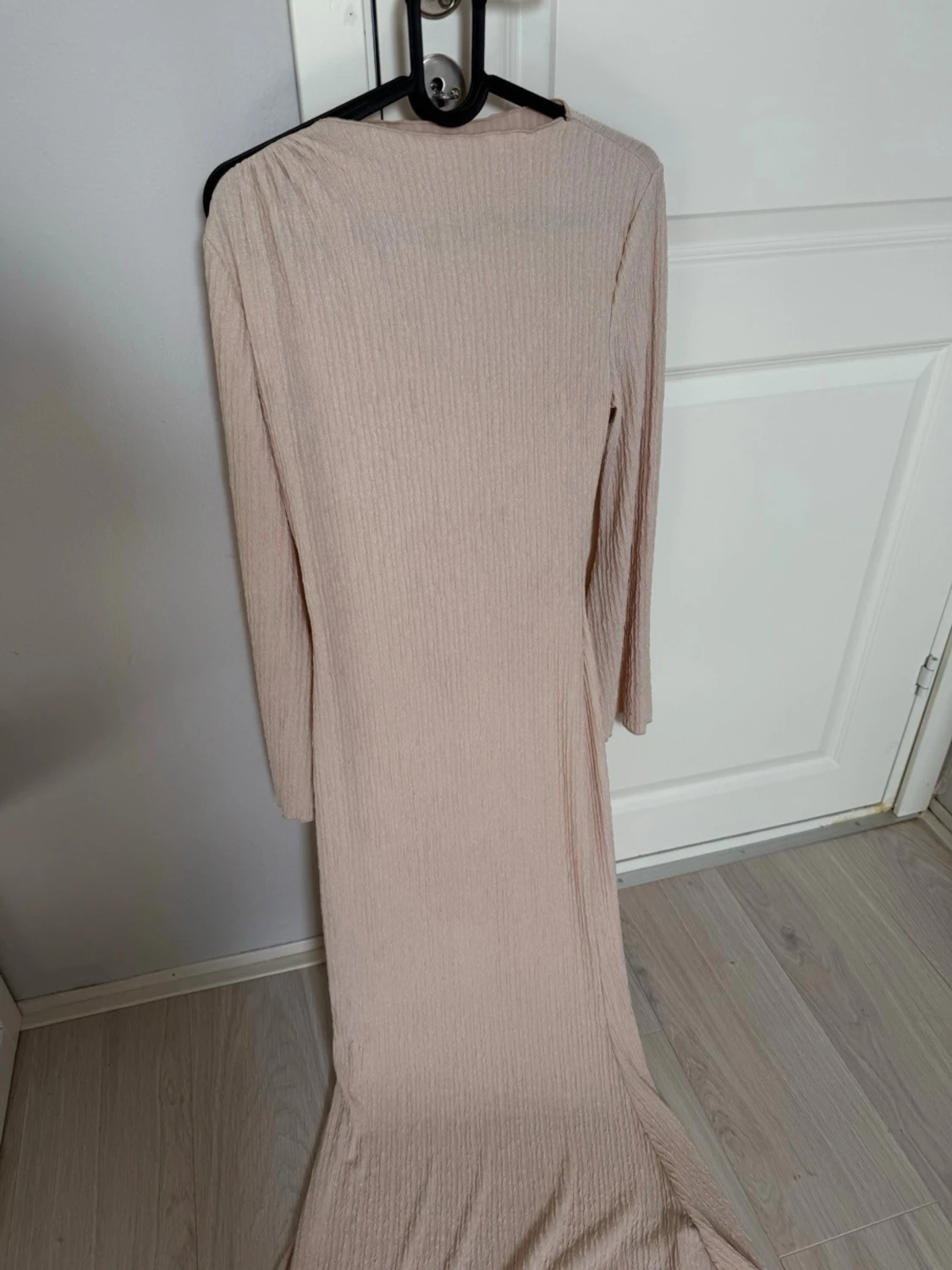 Beige långärmad ribbad maxiklänning