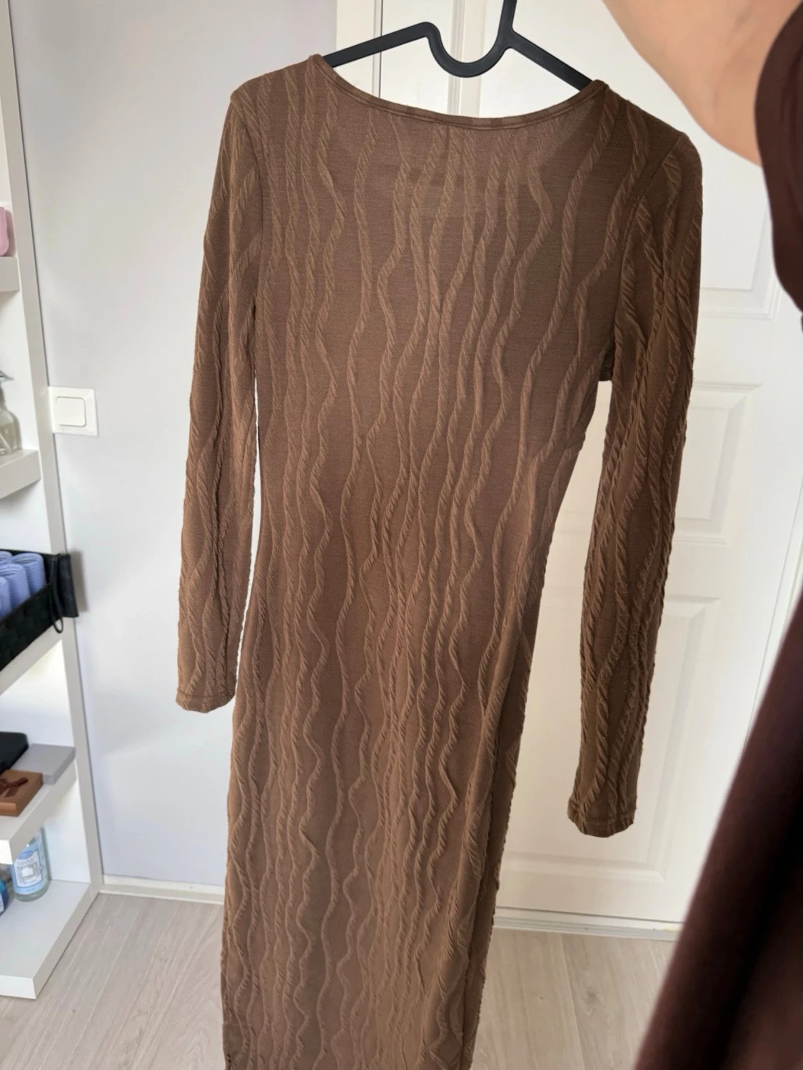 Brun långärmad klänning med struktur