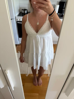 Vit sommarklänning - Vit sommarklänning från Shein i storlek S. Använd en gång. 