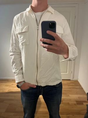 Vit These Glory Days Overshirt  - Säljer denna sjukt snygga Overshirten från These Glory Days⭐️ Färgen är vit och storleken är L✅ Den har inga defekter och skicket är utomordentligt🙌🤝 Sjukt najs passform och passar perfekt till hösten☀️🙌 Tveka inte på att höra av er dig vid minsta fråga eller fundering😊